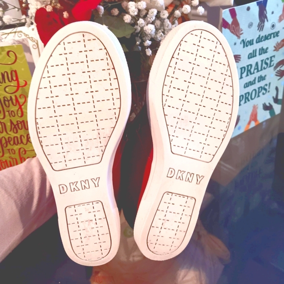 DkNY beautiful red velvet sneakers - Picture 2 of 5